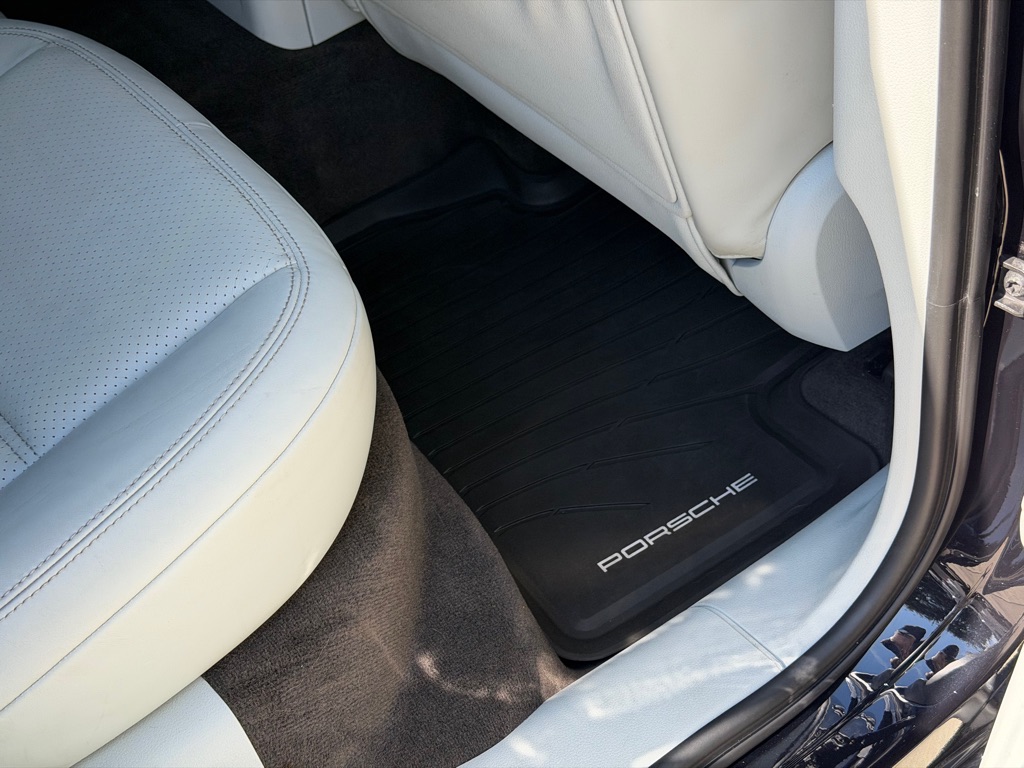 Photo 94 of this PORSCHE MACAN TURBO