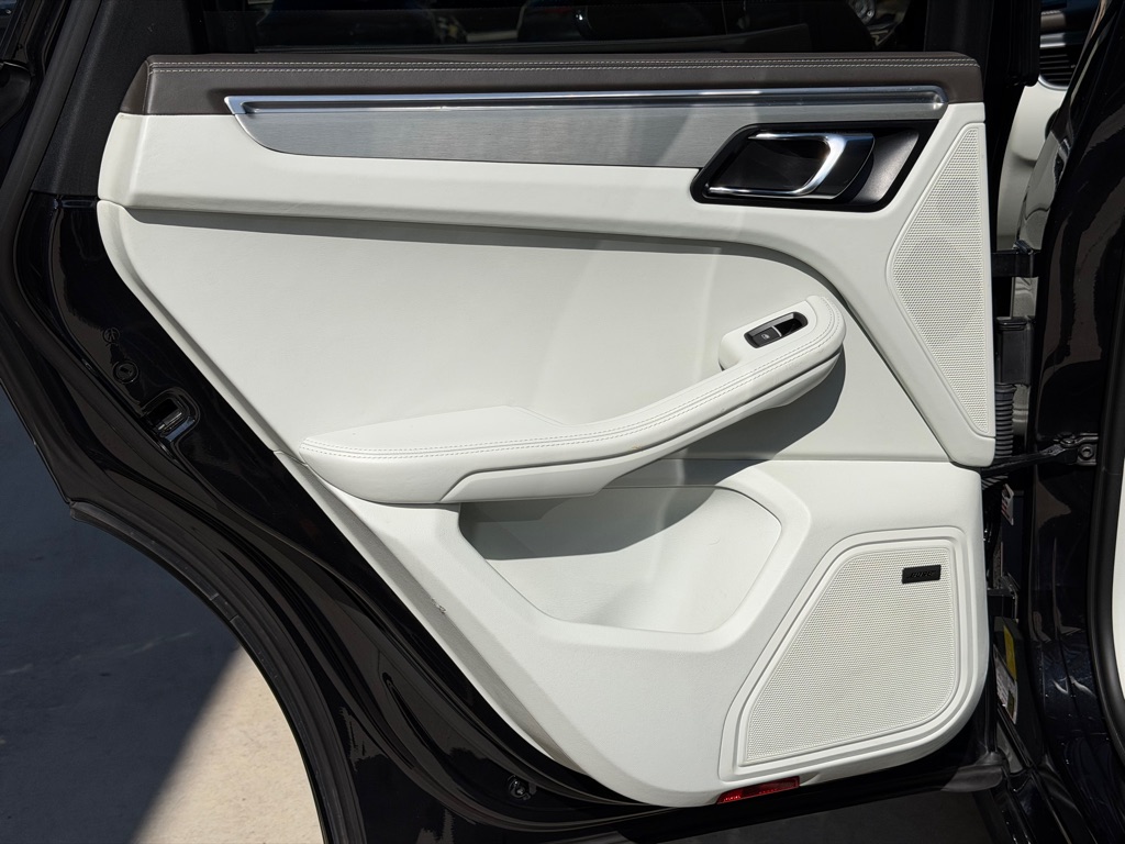 Photo 102 of this PORSCHE MACAN TURBO