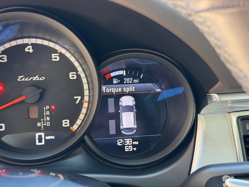 Photo 43 of this PORSCHE MACAN TURBO