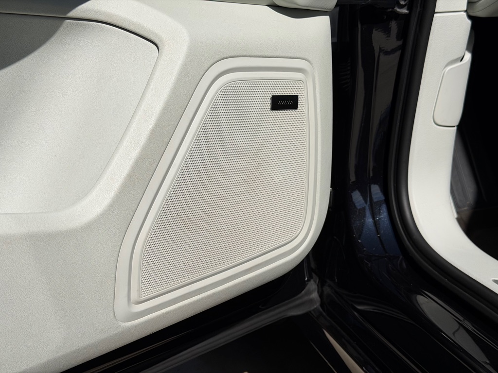 Photo 27 of this PORSCHE MACAN TURBO