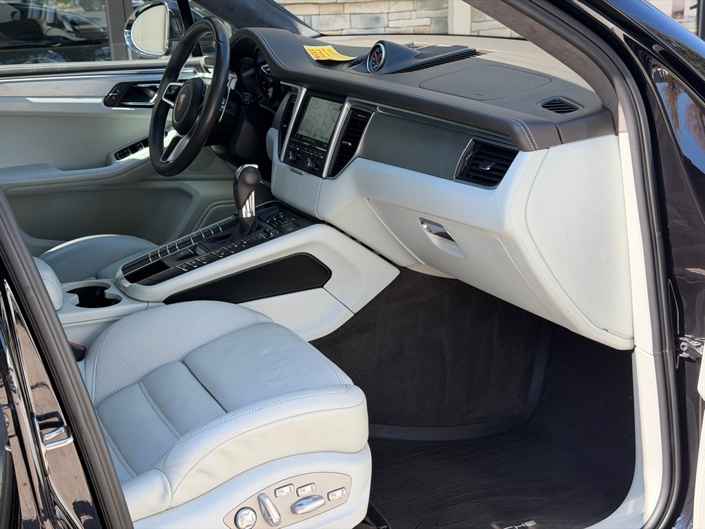 Photo 71 of this PORSCHE MACAN TURBO