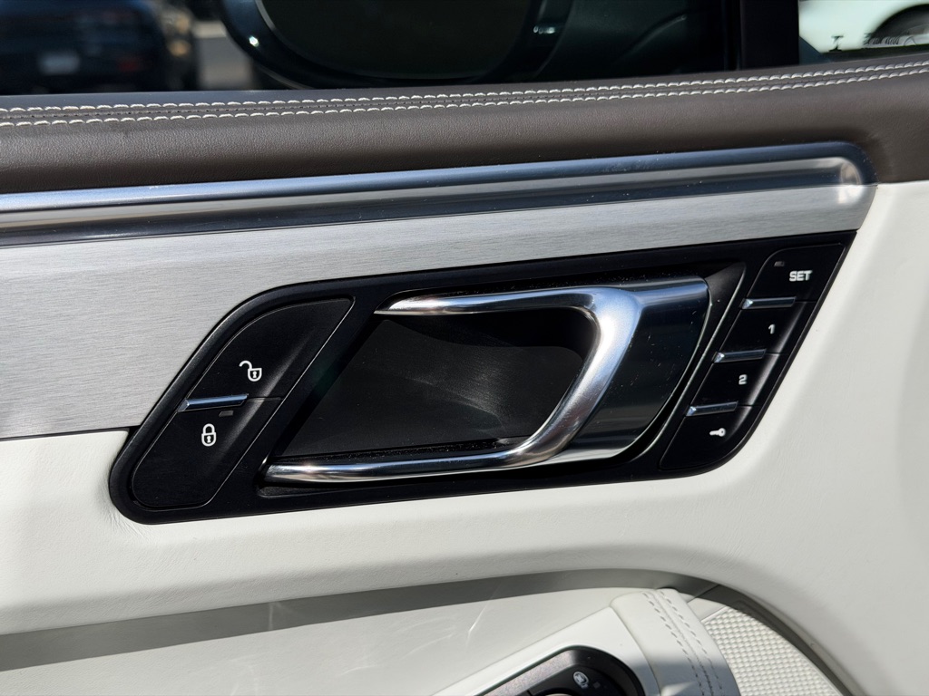 Photo 25 of this PORSCHE MACAN TURBO
