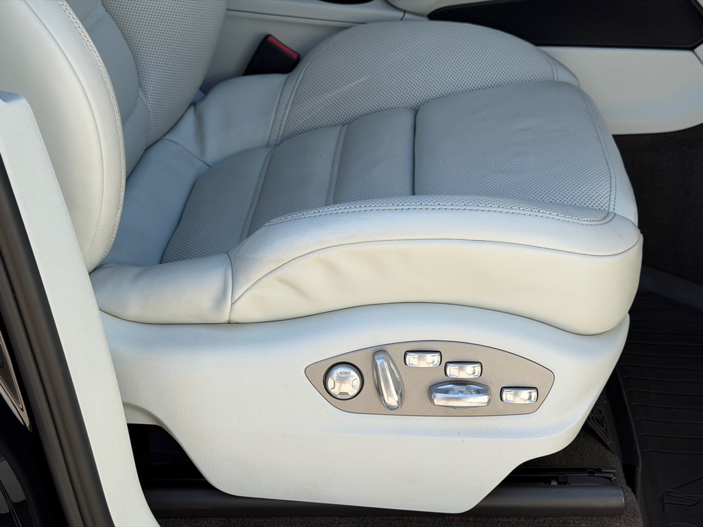 Photo 78 of this PORSCHE MACAN TURBO