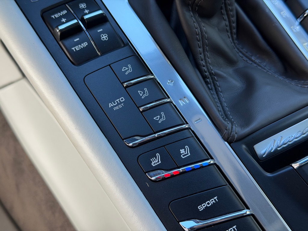 Photo 56 of this PORSCHE MACAN TURBO