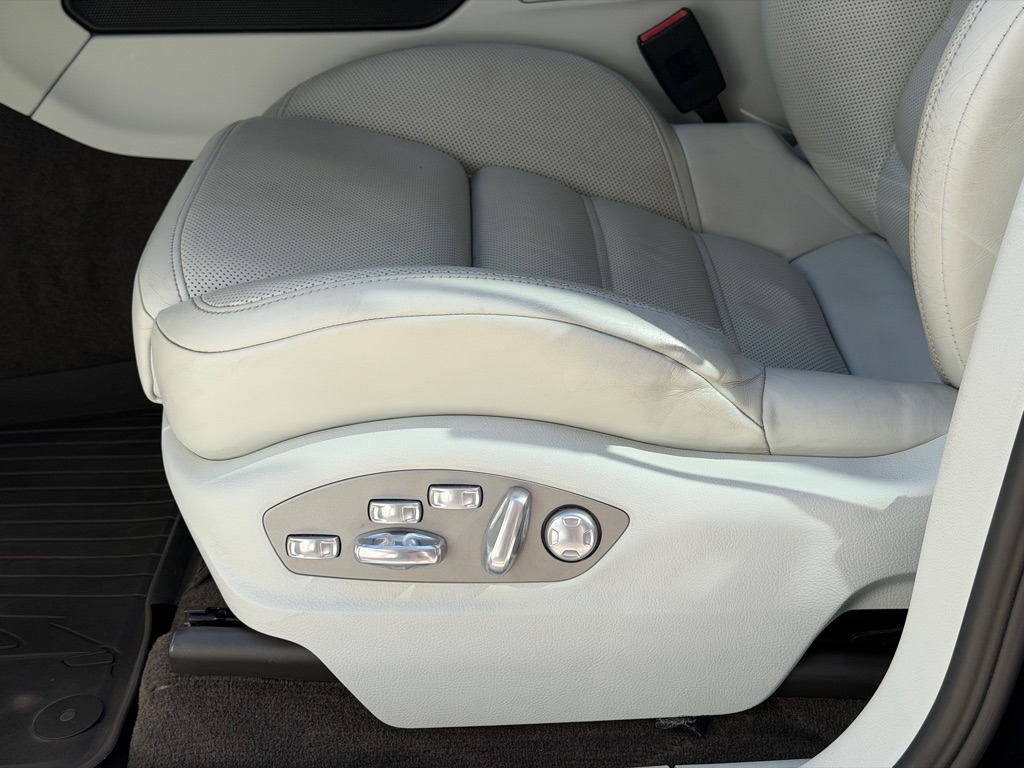 Photo 30 of this PORSCHE MACAN TURBO