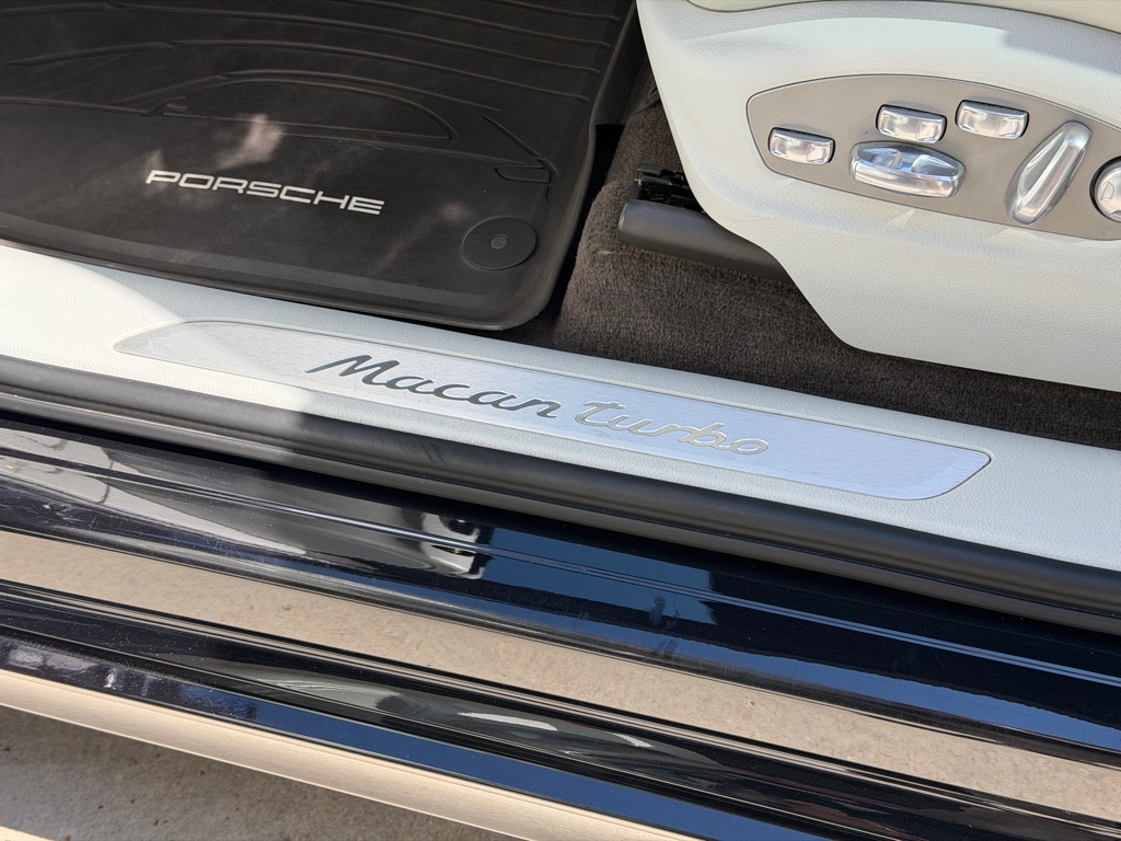 Photo 28 of this PORSCHE MACAN TURBO