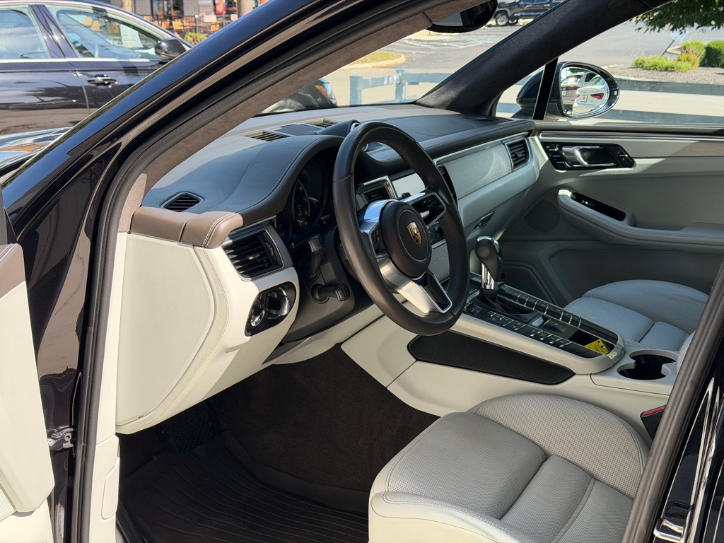 Photo 23 of this PORSCHE MACAN TURBO