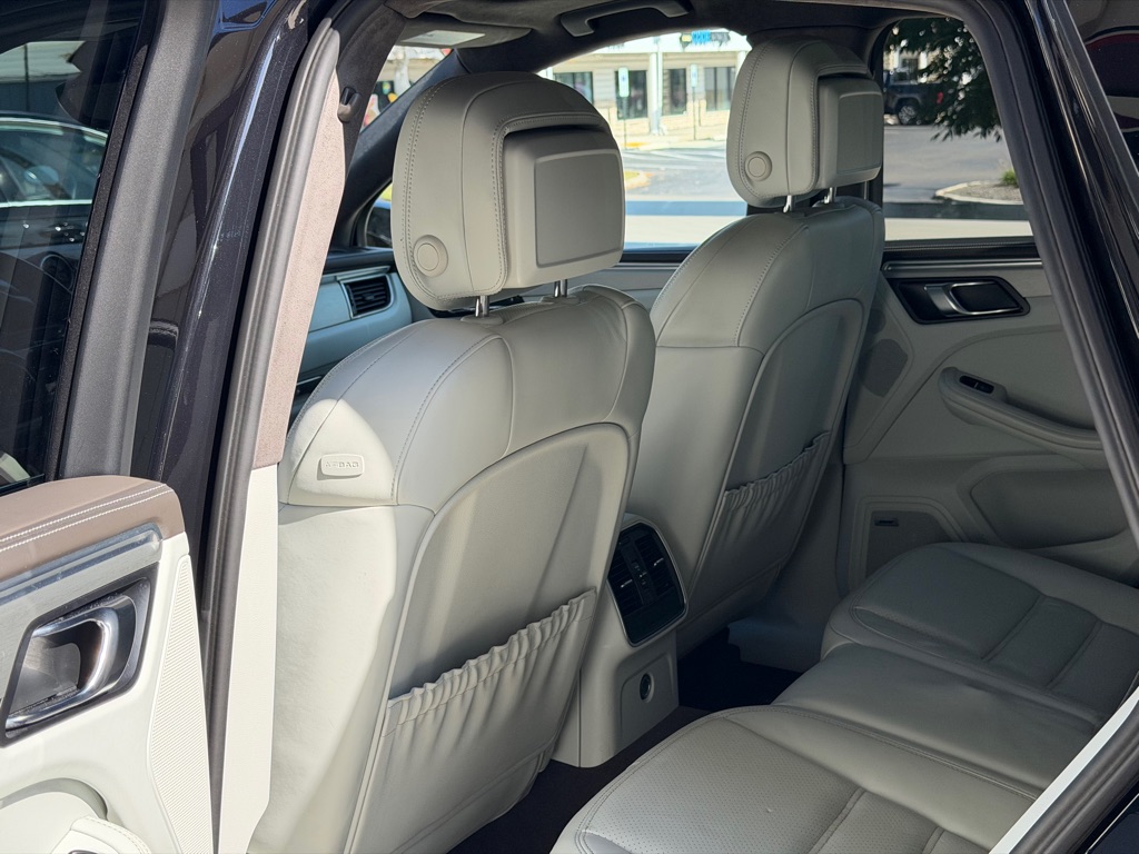 Photo 101 of this PORSCHE MACAN TURBO