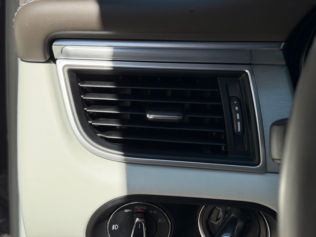 Photo 34 of this PORSCHE MACAN TURBO