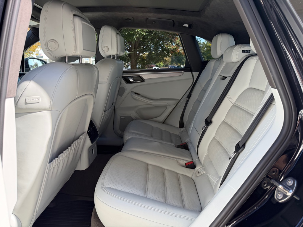 Photo 109 of this PORSCHE MACAN TURBO