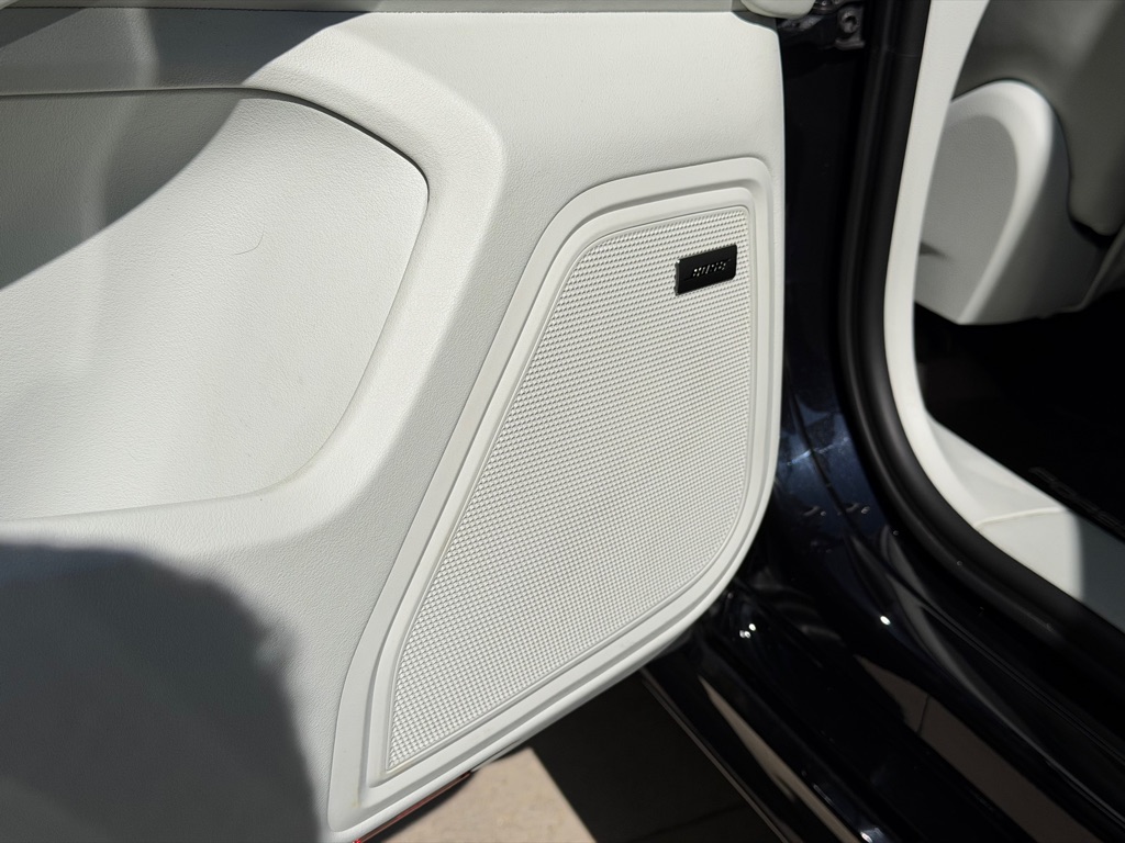 Photo 106 of this PORSCHE MACAN TURBO