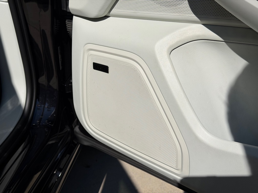 Photo 75 of this PORSCHE MACAN TURBO