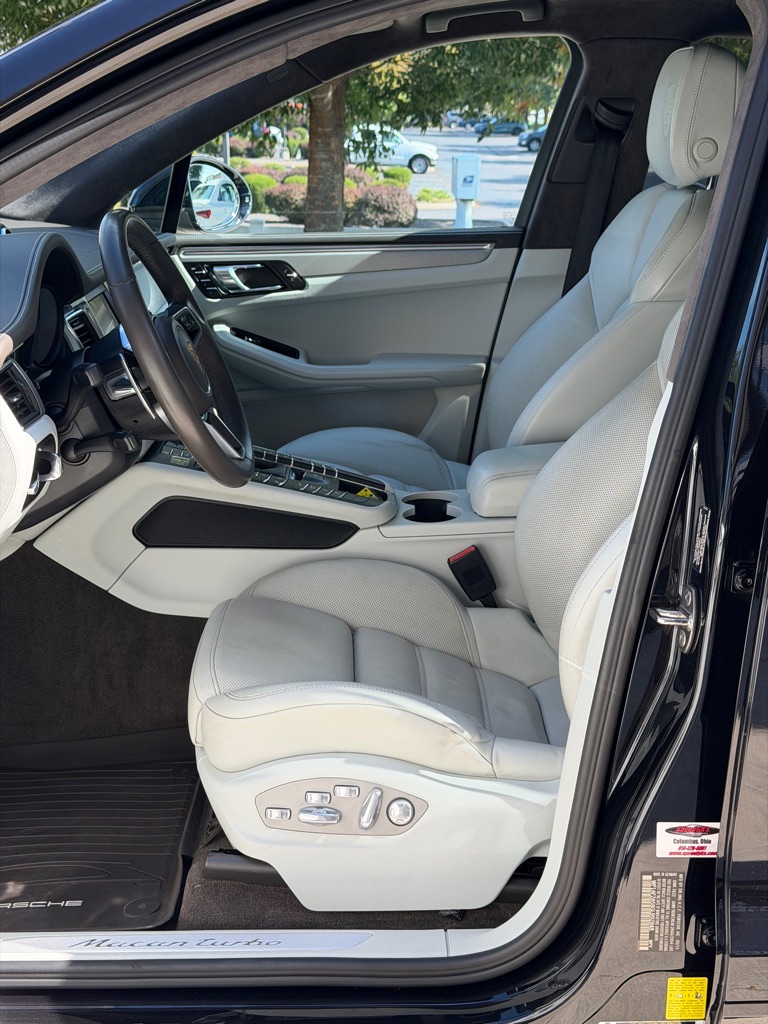 Photo 22 of this PORSCHE MACAN TURBO