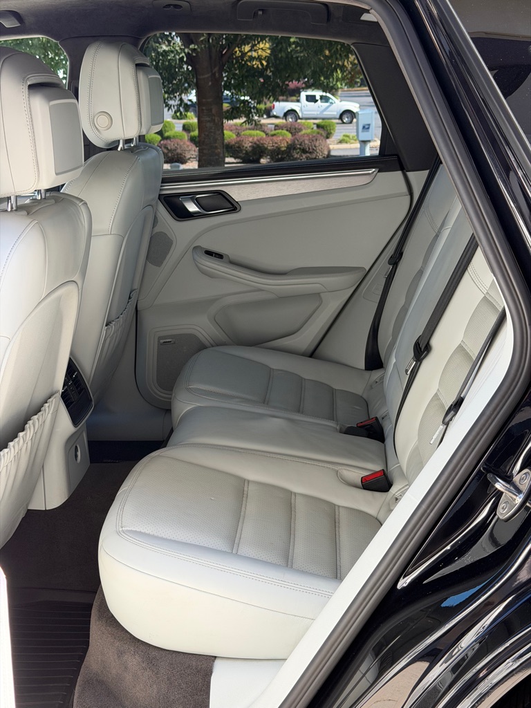 Photo 100 of this PORSCHE MACAN TURBO