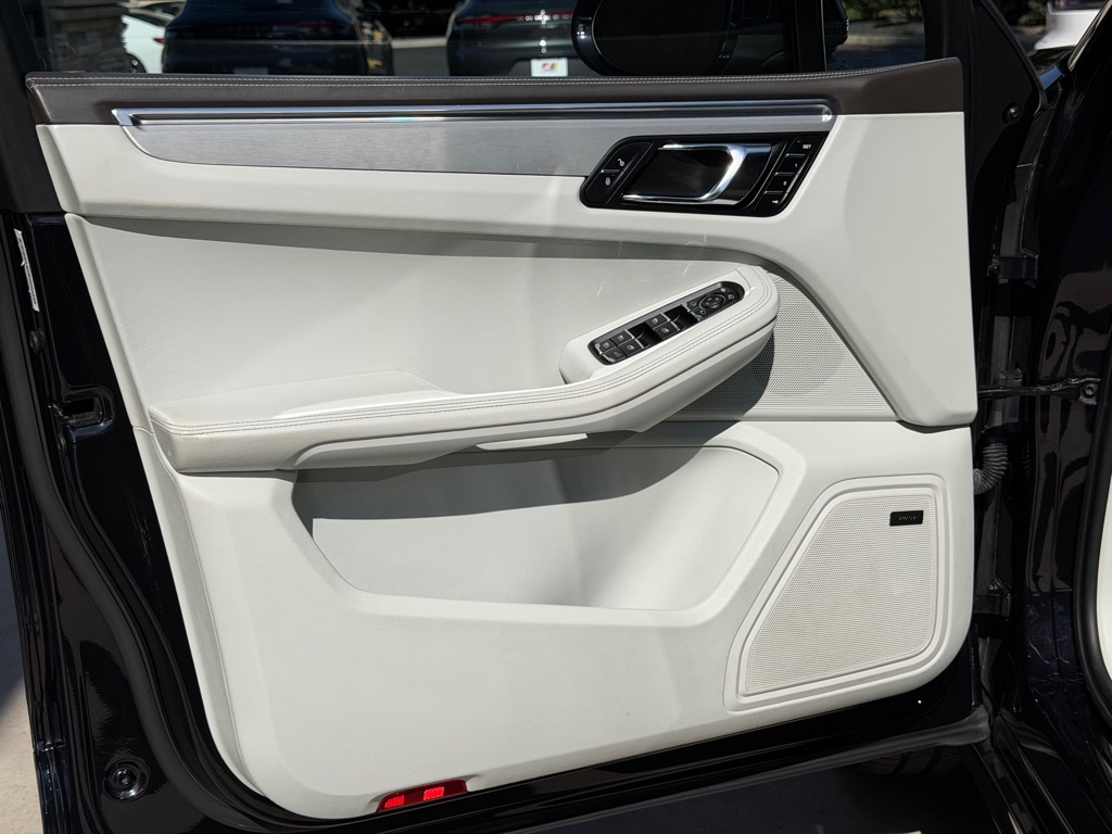 Photo 24 of this PORSCHE MACAN TURBO