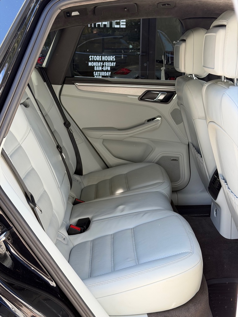 Photo 87 of this PORSCHE MACAN TURBO