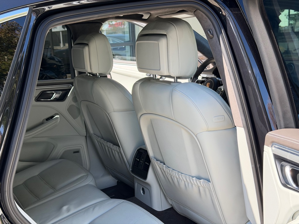 Photo 88 of this PORSCHE MACAN TURBO
