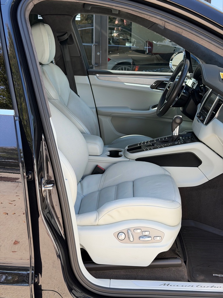 Photo 70 of this PORSCHE MACAN TURBO