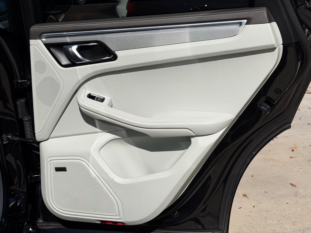 Photo 89 of this PORSCHE MACAN TURBO