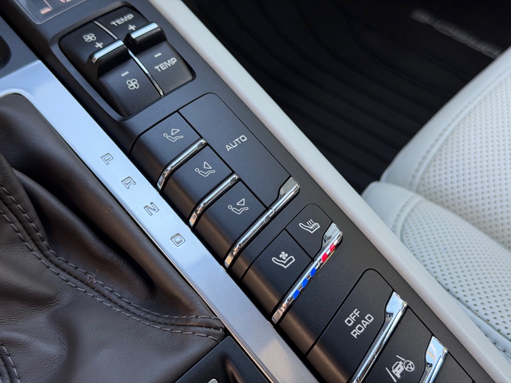 Photo 58 of this PORSCHE MACAN TURBO