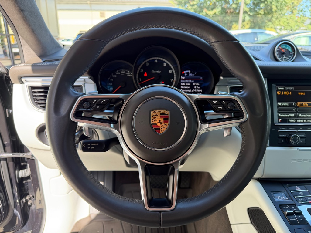 Photo 35 of this PORSCHE MACAN TURBO
