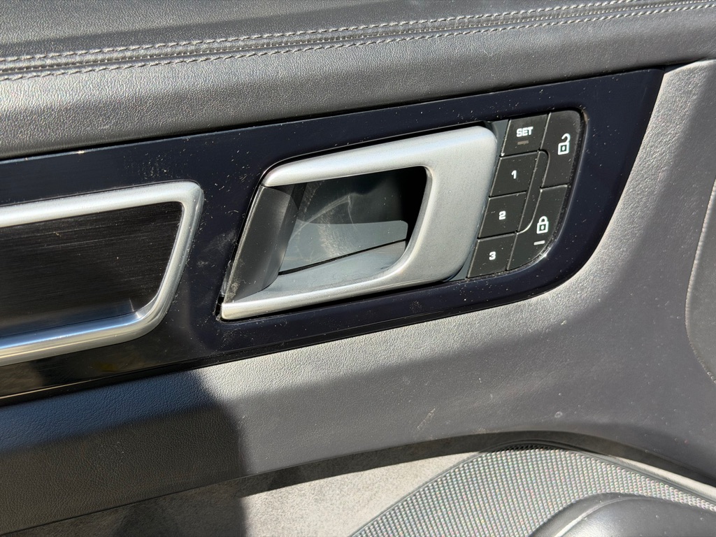 Photo 24 of this PORSCHE CAYENNE GTS