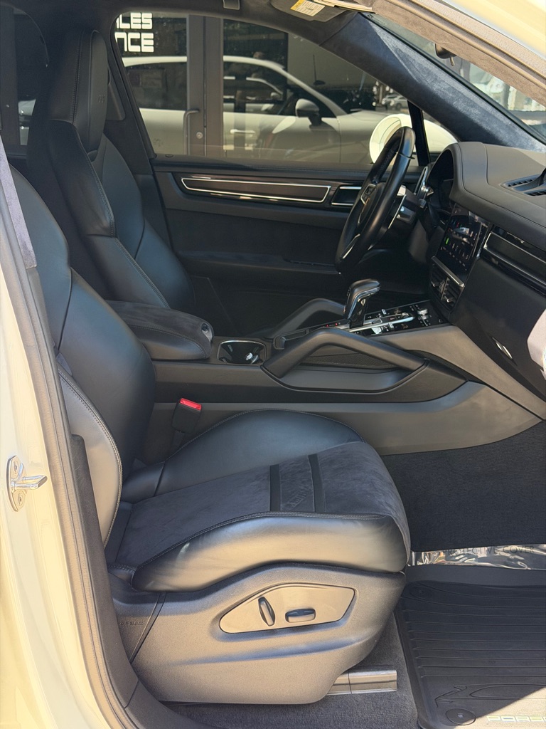 Photo 56 of this PORSCHE CAYENNE GTS