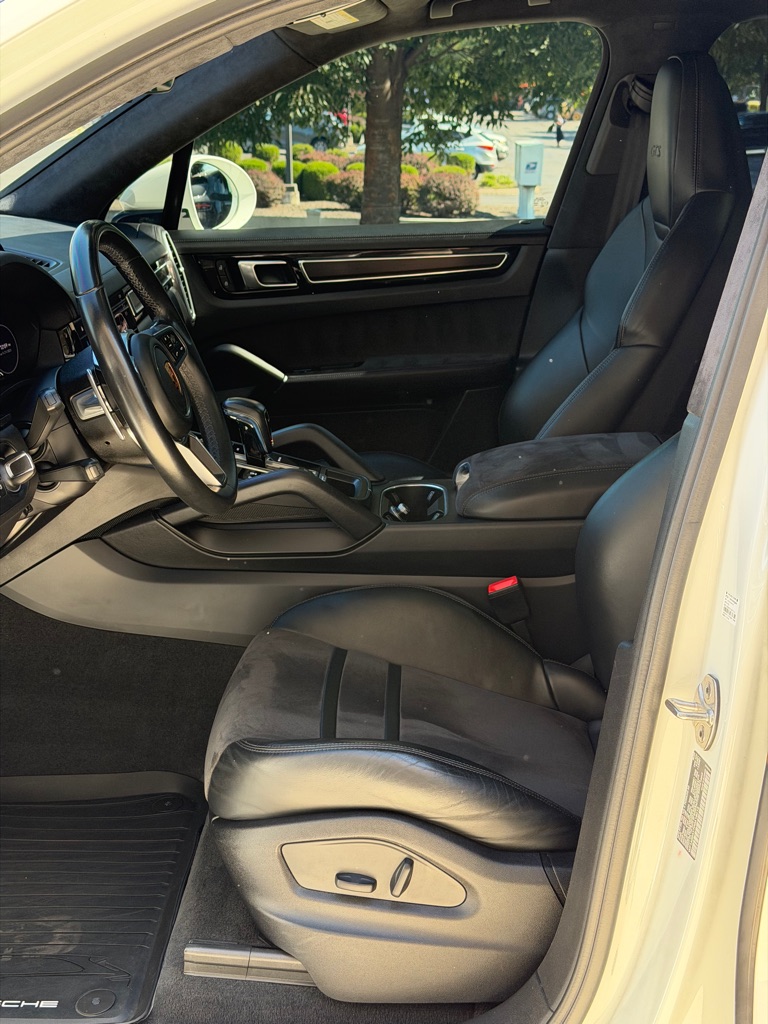 Photo 21 of this PORSCHE CAYENNE GTS