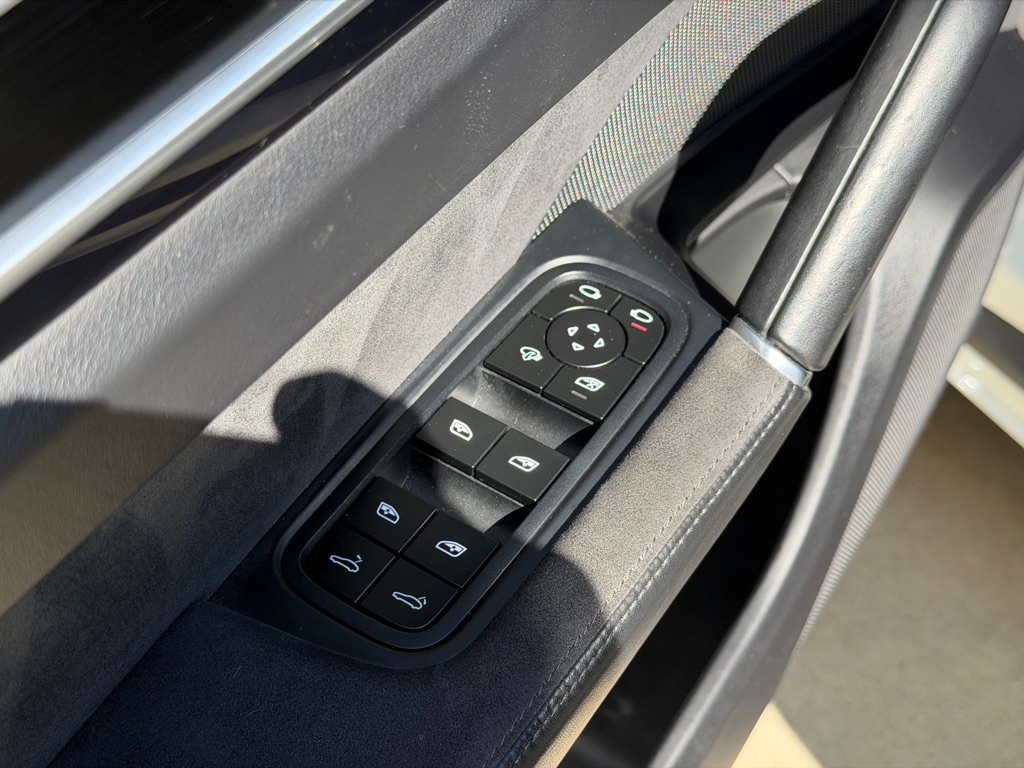 Photo 25 of this PORSCHE CAYENNE GTS