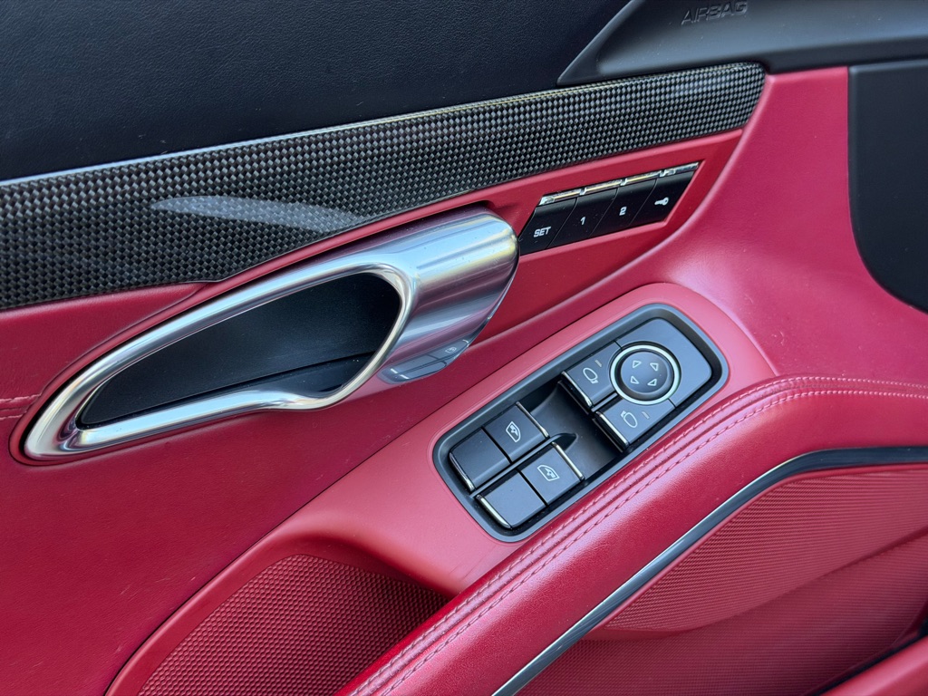 Photo 29 of this PORSCHE 911 TARGA 4S