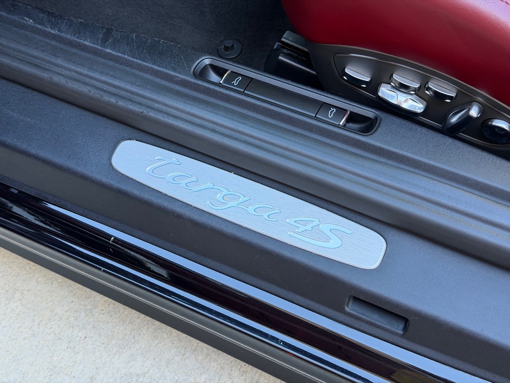 Photo 31 of this PORSCHE 911 TARGA 4S