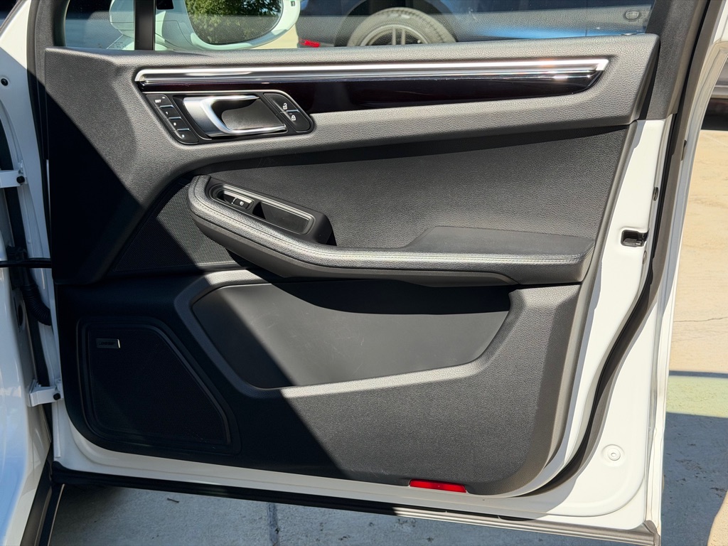 Photo 48 of this PORSCHE MACAN