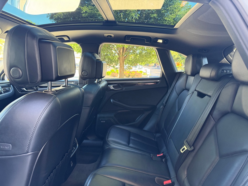 Photo 68 of this PORSCHE MACAN