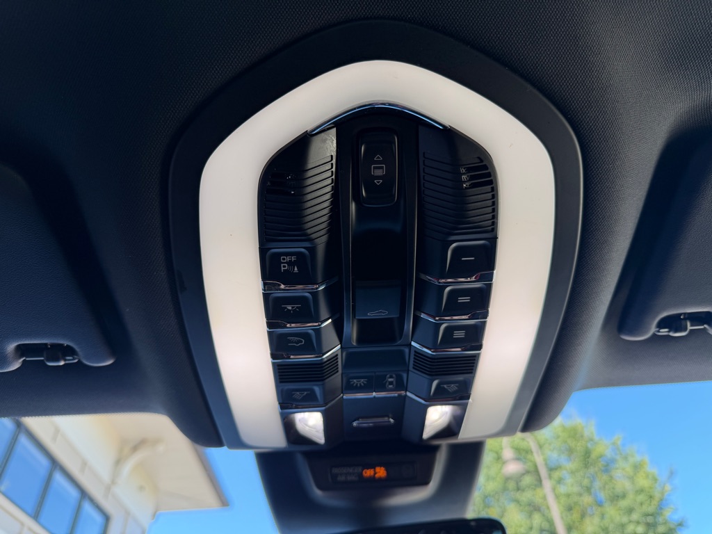 Photo 43 of this PORSCHE MACAN