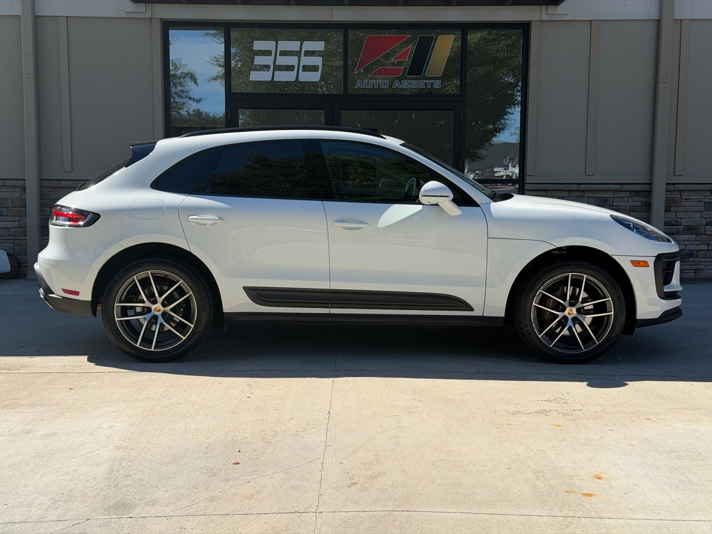 Photo 2 of this PORSCHE MACAN
