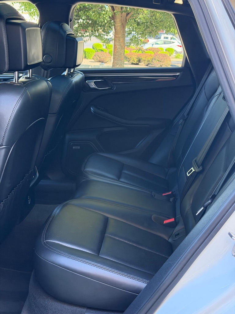 Photo 61 of this PORSCHE MACAN