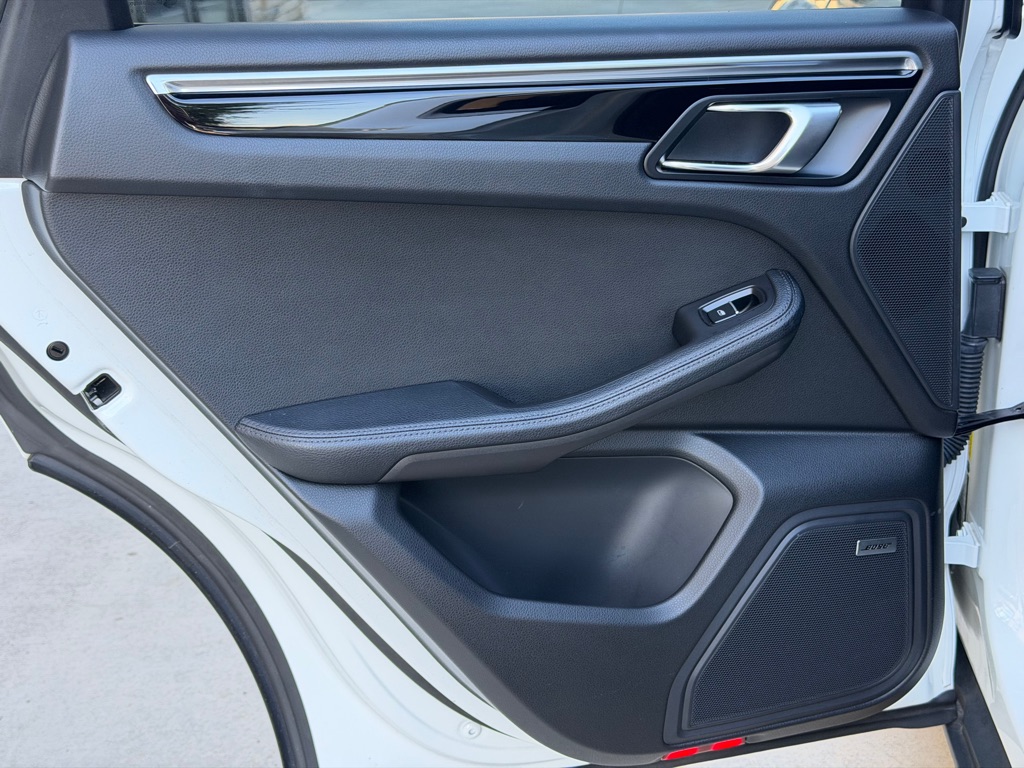 Photo 63 of this PORSCHE MACAN