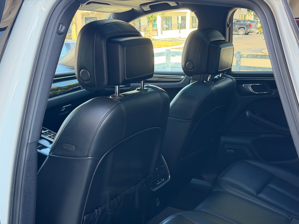 Photo 62 of this PORSCHE MACAN