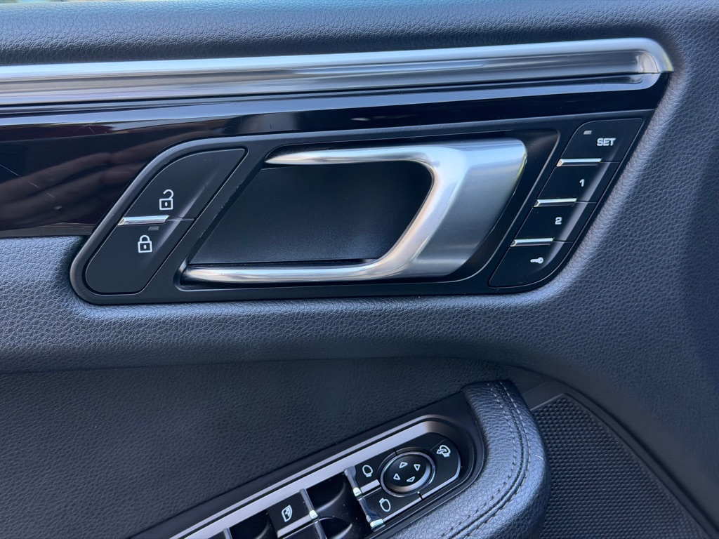 Photo 17 of this PORSCHE MACAN