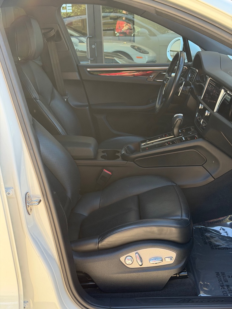 Photo 46 of this PORSCHE MACAN