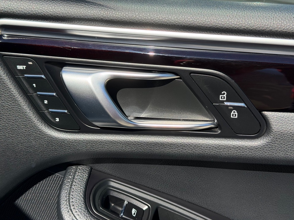 Photo 49 of this PORSCHE MACAN
