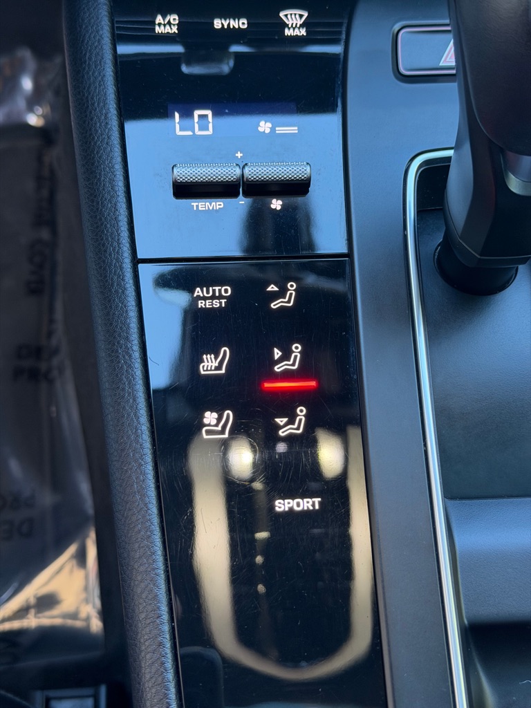 Photo 35 of this PORSCHE MACAN