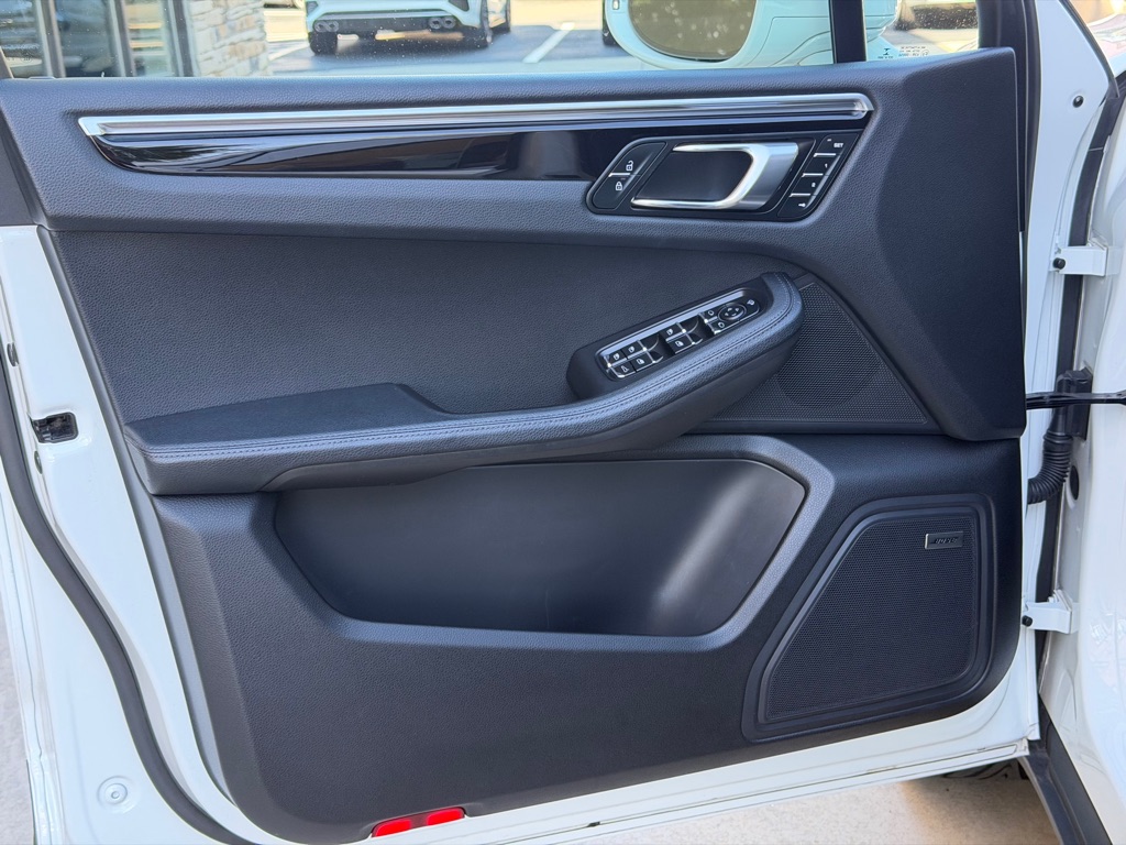 Photo 16 of this PORSCHE MACAN