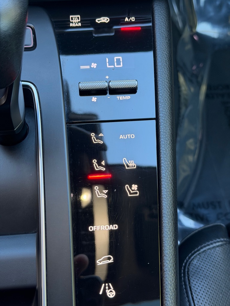 Photo 36 of this PORSCHE MACAN