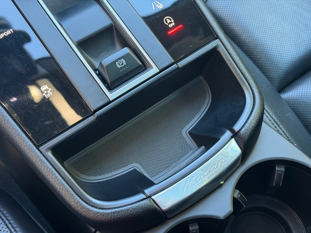 Photo 38 of this PORSCHE MACAN