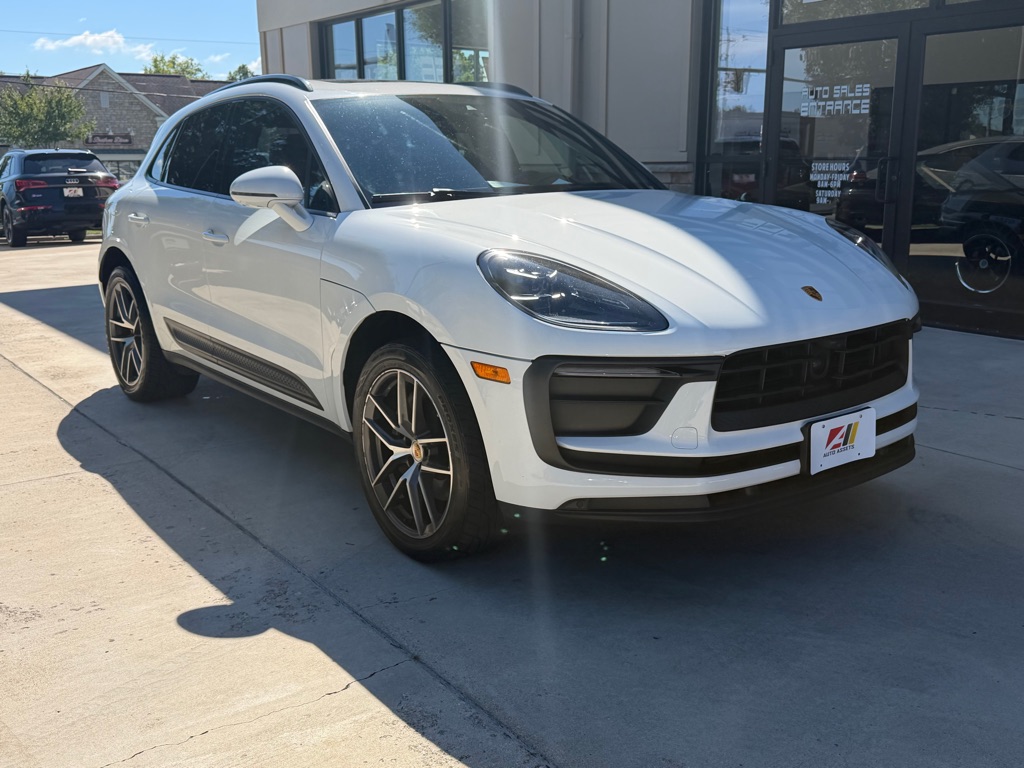 Photo 3 of this PORSCHE MACAN