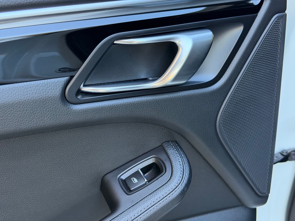 Photo 64 of this PORSCHE MACAN