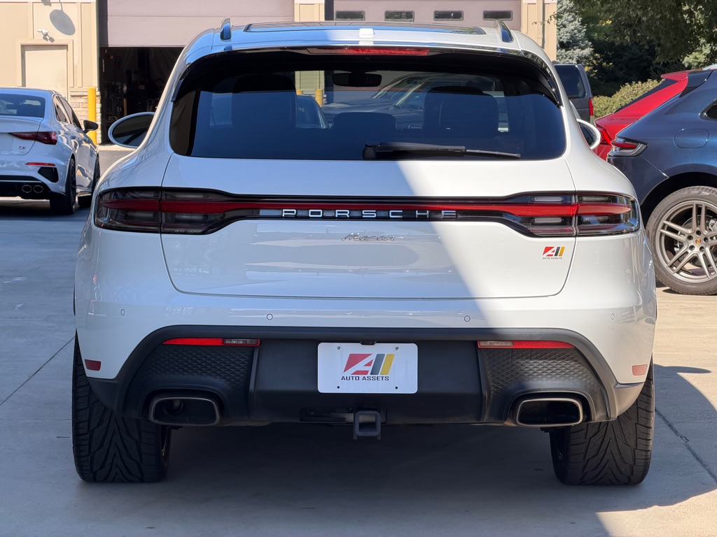 Photo 7 of this PORSCHE MACAN