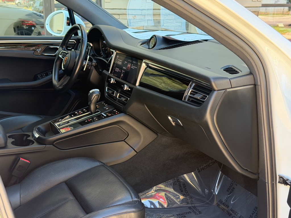 Photo 47 of this PORSCHE MACAN