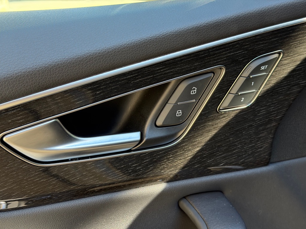 Photo 22 of this AUDI Q8